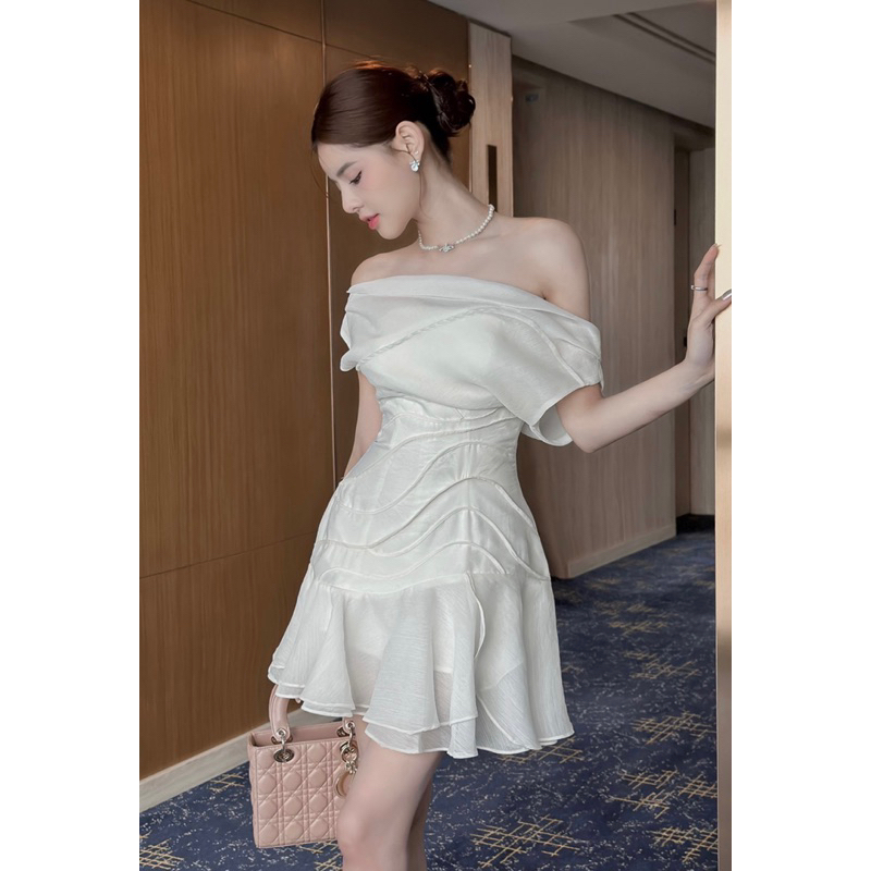 Đầm bèo sóng nước lệch vai