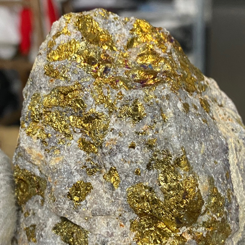 Đá vàng găm-  thô,thu hút tài lộc, thúc đẩy ý chí, mang lại thịnh vượng cho chủ nhân.