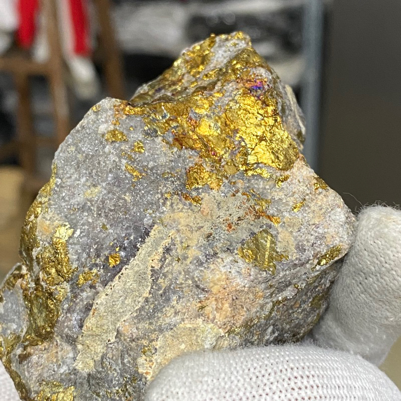 Đá vàng găm-  thô,thu hút tài lộc, thúc đẩy ý chí, mang lại thịnh vượng cho chủ nhân.