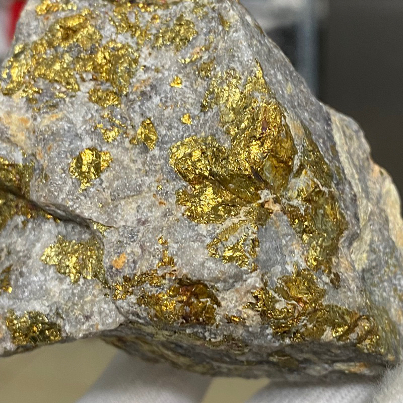 Đá vàng găm-  thô,thu hút tài lộc, thúc đẩy ý chí, mang lại thịnh vượng cho chủ nhân.