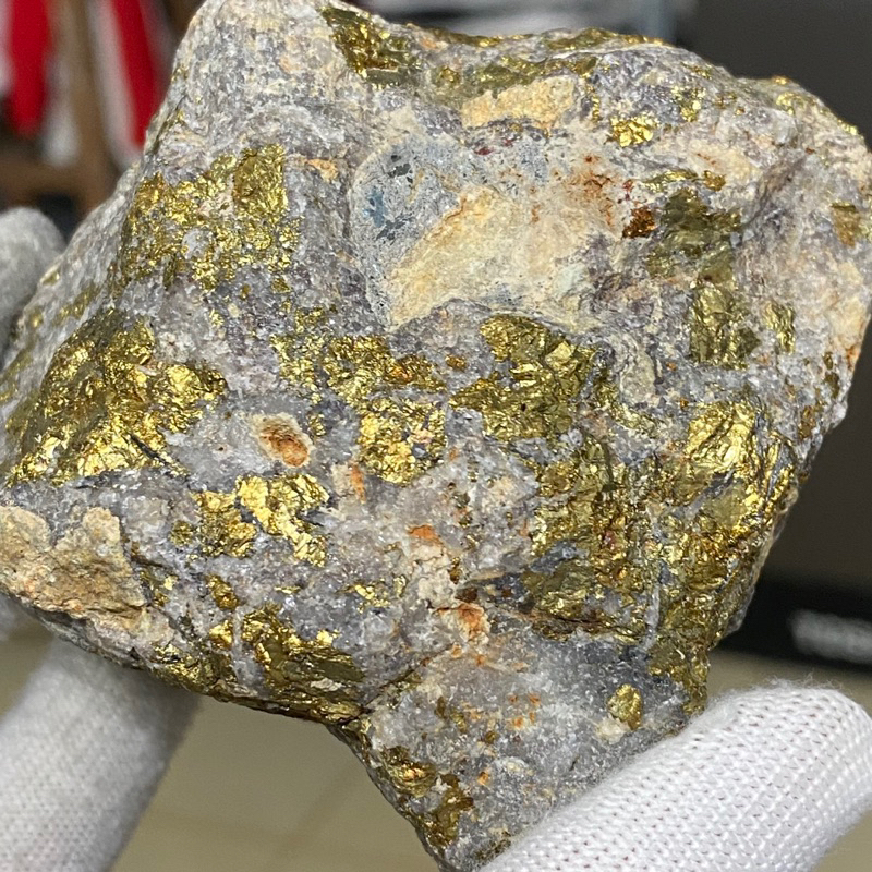 Đá vàng găm-  thô,thu hút tài lộc, thúc đẩy ý chí, mang lại thịnh vượng cho chủ nhân.