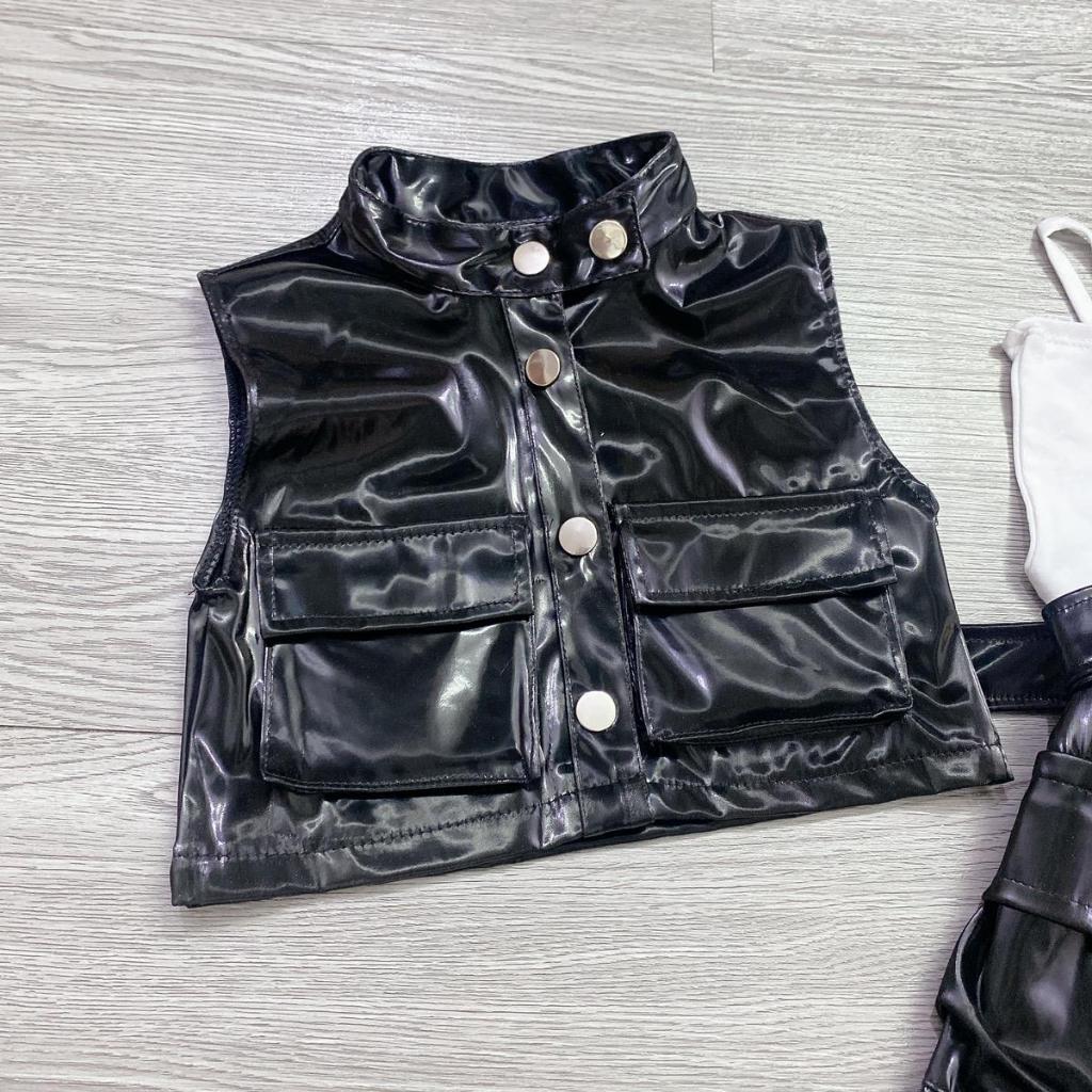 Set da 4 chi tiết: áo khoác gile, áo 2 dây, chân váy có lót trong