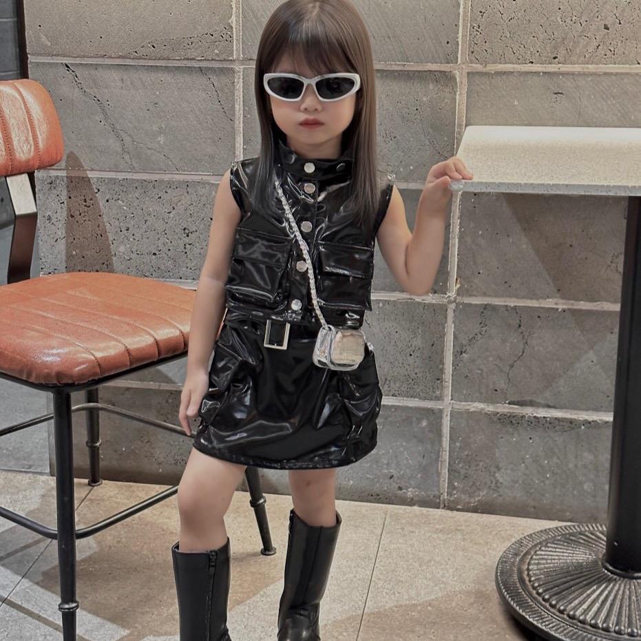 Set da 4 chi tiết: áo khoác gile, áo 2 dây, chân váy có lót trong