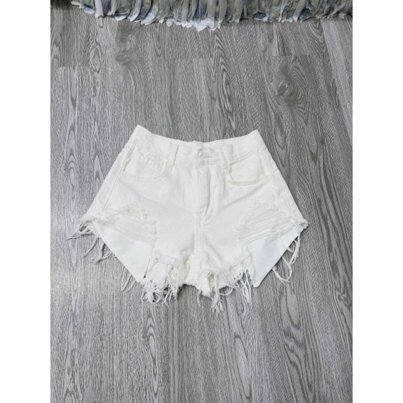 Quần short denim rách lưng cao phối túi tua rua