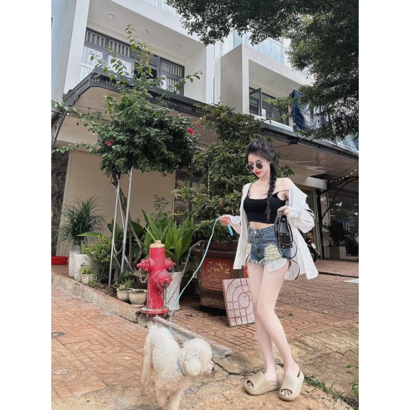 Quần short denim rách lưng cao phối túi tua rua