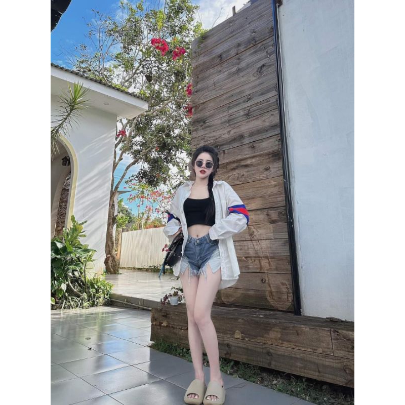 Quần short denim rách lưng cao phối túi tua rua