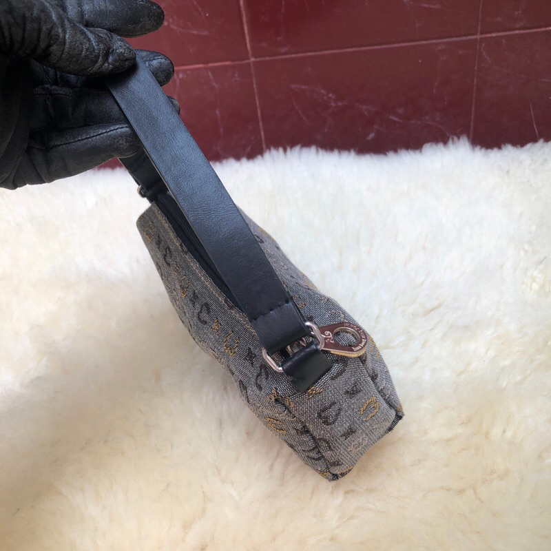 Túi chuẩn si. Túi qua sử dụng. Khách vui lòng xem hình nếu muốn biết thêm thông tin sản phẩm mời khách vô chat . Thanks.