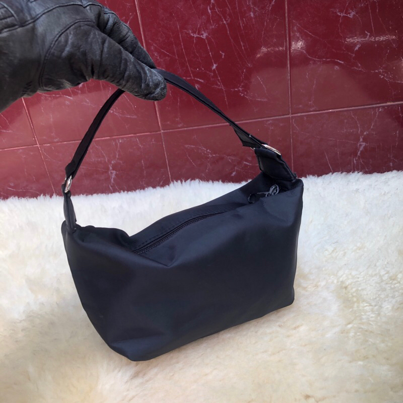 Túi chuẩn si. Túi qua sử dụng. Khách vui lòng xem hình nếu muốn biết thêm thông tin sản phẩm mời khách vô chat . Thanks.