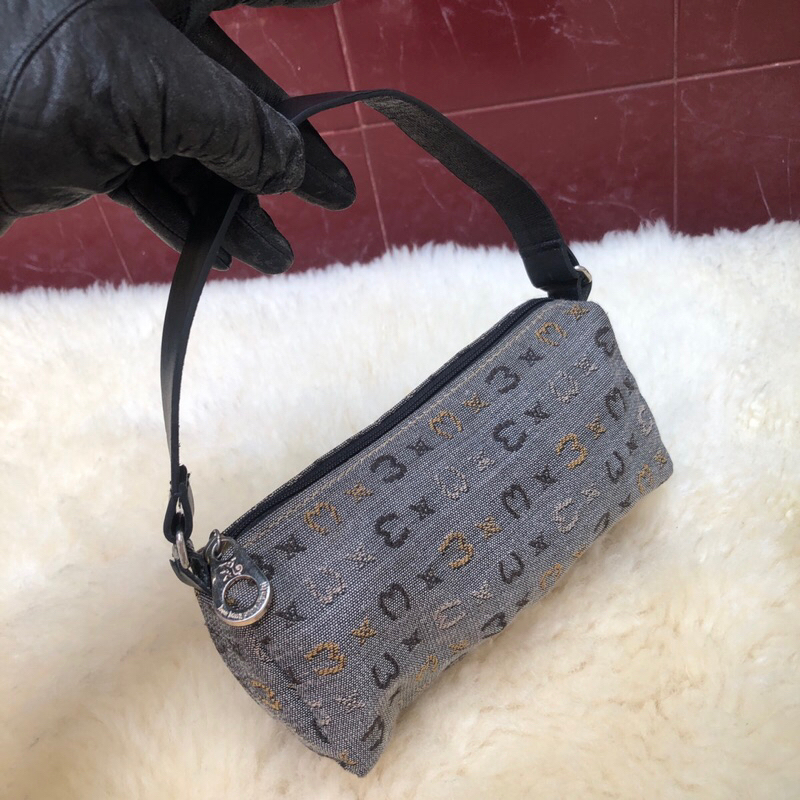 Túi chuẩn si. Túi qua sử dụng. Khách vui lòng xem hình nếu muốn biết thêm thông tin sản phẩm mời khách vô chat . Thanks.