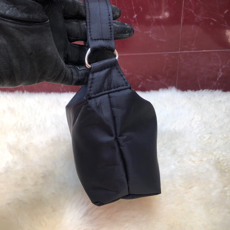 Túi chuẩn si. Túi qua sử dụng. Khách vui lòng xem hình nếu muốn biết thêm thông tin sản phẩm mời khách vô chat . Thanks.