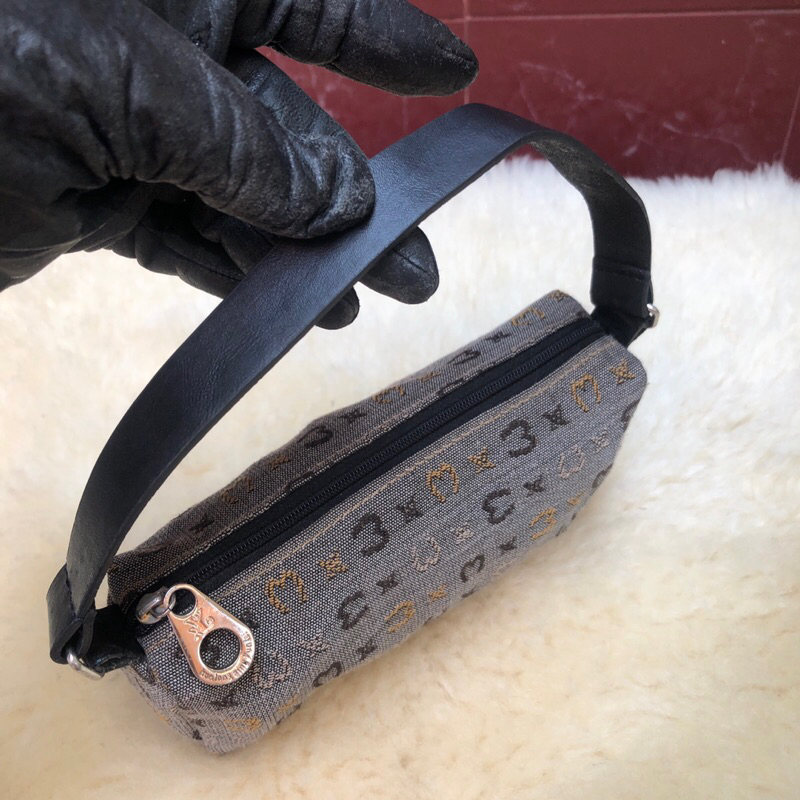 Túi chuẩn si. Túi qua sử dụng. Khách vui lòng xem hình nếu muốn biết thêm thông tin sản phẩm mời khách vô chat . Thanks.