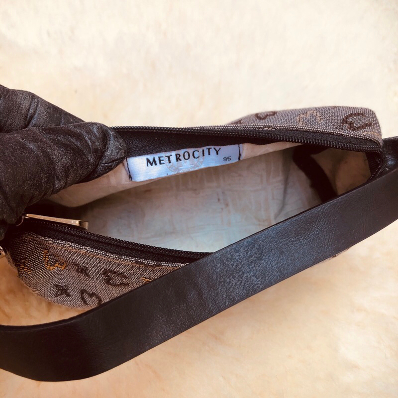 Túi chuẩn si. Túi qua sử dụng. Khách vui lòng xem hình nếu muốn biết thêm thông tin sản phẩm mời khách vô chat . Thanks.