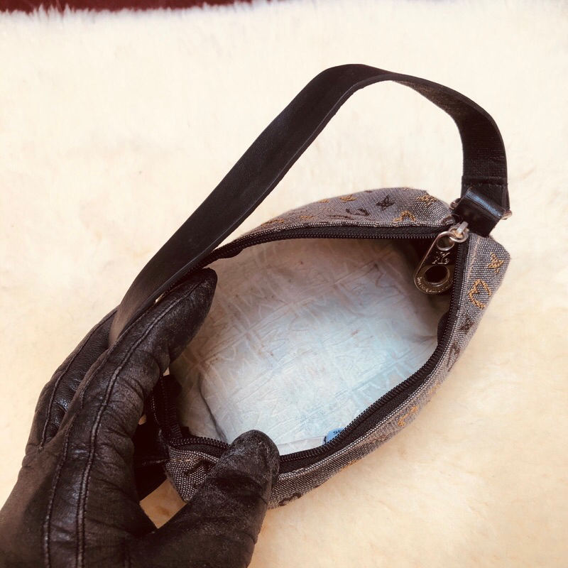 Túi chuẩn si. Túi qua sử dụng. Khách vui lòng xem hình nếu muốn biết thêm thông tin sản phẩm mời khách vô chat . Thanks.