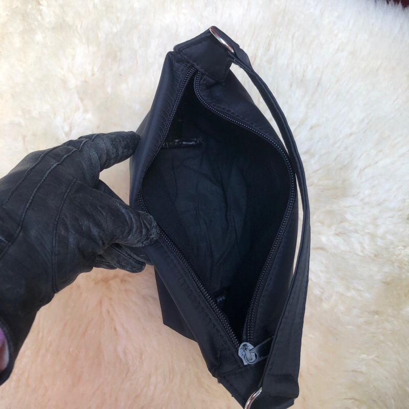 Túi chuẩn si. Túi qua sử dụng. Khách vui lòng xem hình nếu muốn biết thêm thông tin sản phẩm mời khách vô chat . Thanks.