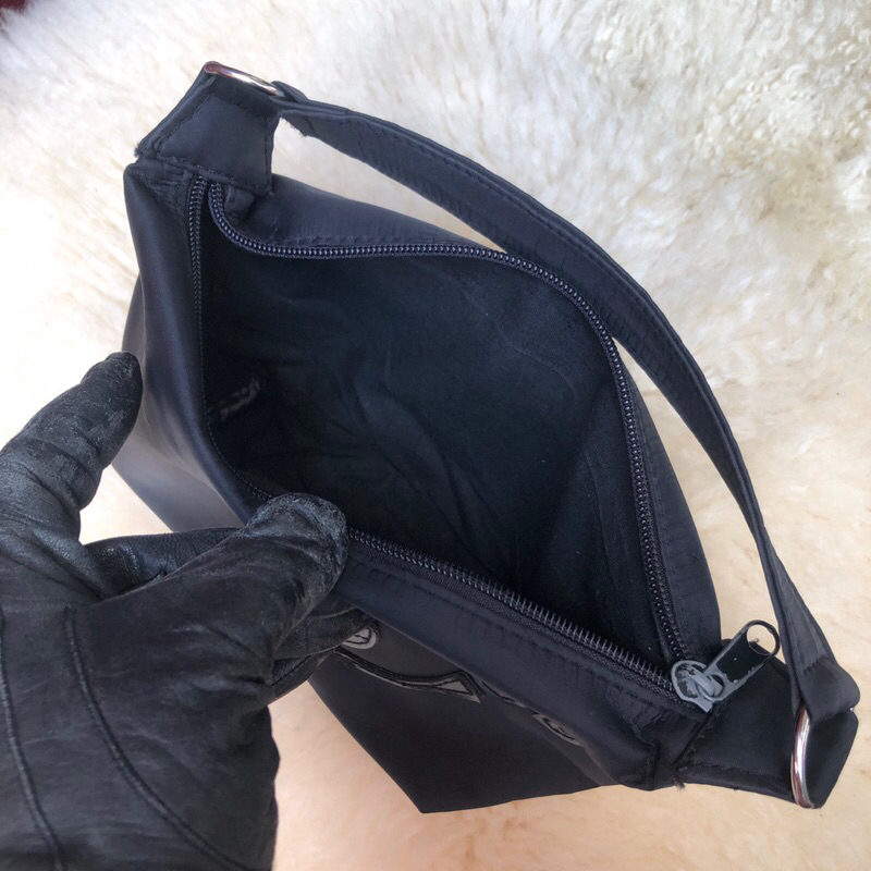 Túi chuẩn si. Túi qua sử dụng. Khách vui lòng xem hình nếu muốn biết thêm thông tin sản phẩm mời khách vô chat . Thanks.