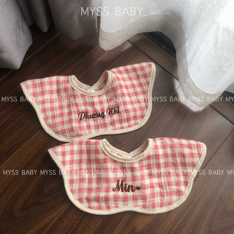 Yếm cổ thêu tên bé theo yêu cầu MYSS BABY