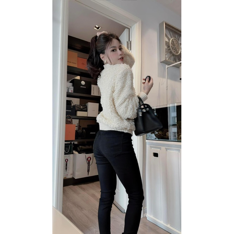 Áo khoác len thêu ngực