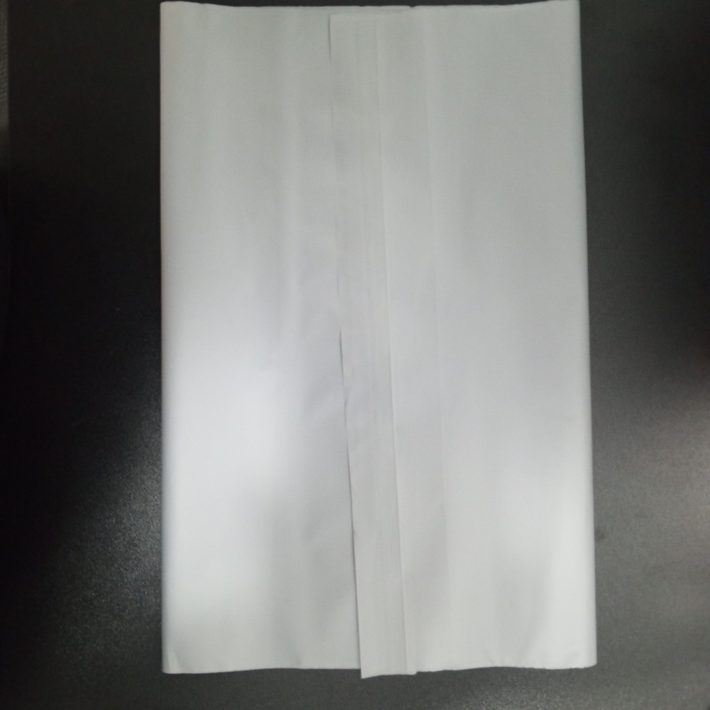 1 chiếc túi nilon màu xám