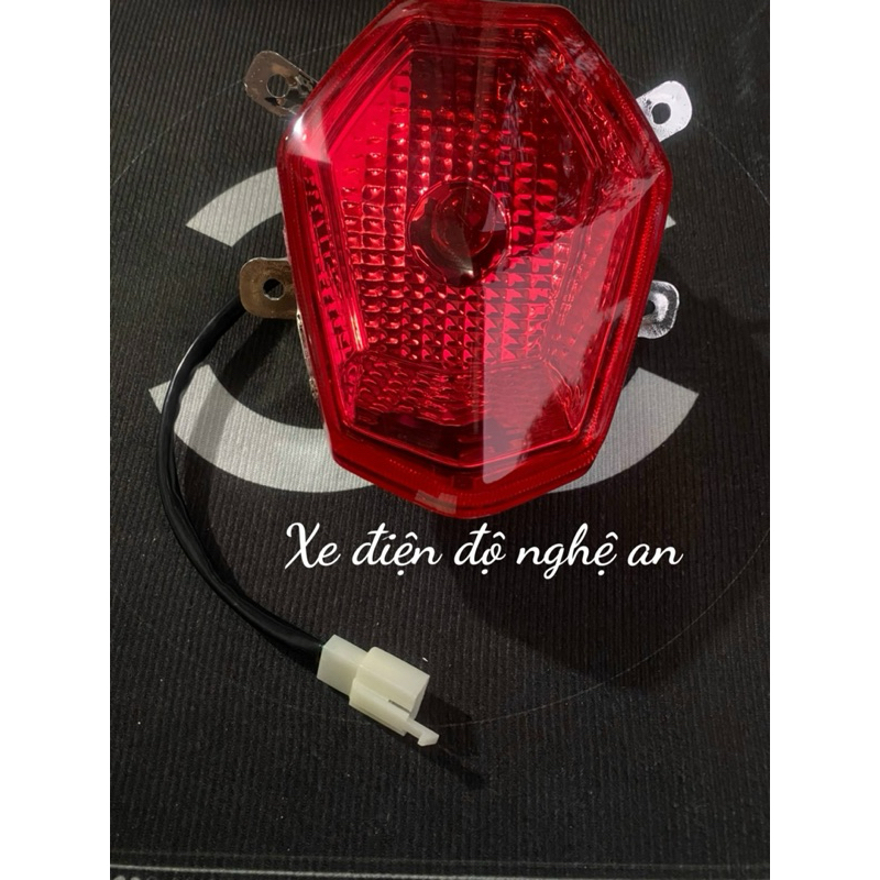 Đèn hậu Xmen theo xe bóng sợi đốt và bóng audi chớp nháy.
