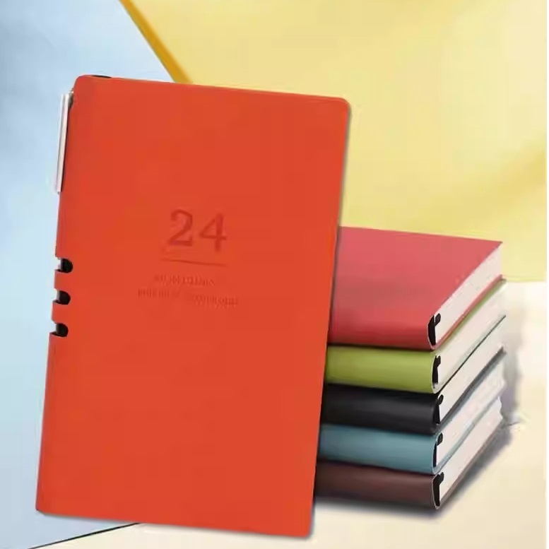 Sổ lịch 2024 Heeton A5 nhiều màu bìa mềm, bút cài gáy A2588 - KT:142x208mm