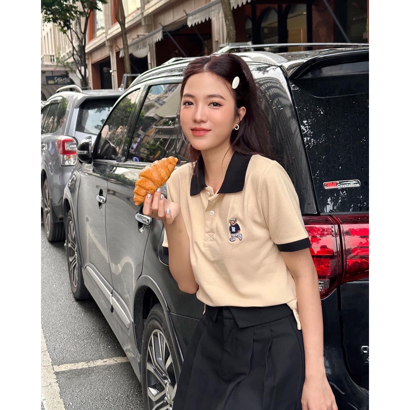 Áo croptop polo thêu gấu Spao