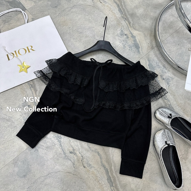 Áo len trễ vai phối ren chấm bi