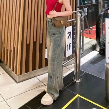 Quần jean nữ ống suông thêu chữ H màu xanh dơ phủ vàng 5577