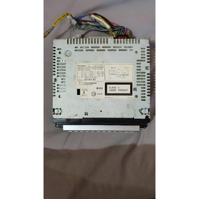 Máy phát nhạc liền Amply Sony CDX R3300S . Tính năng radio/aux/cd mp3/ out put rca.