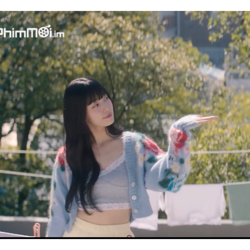 Áo cardigan len hoa xanh phim Doona