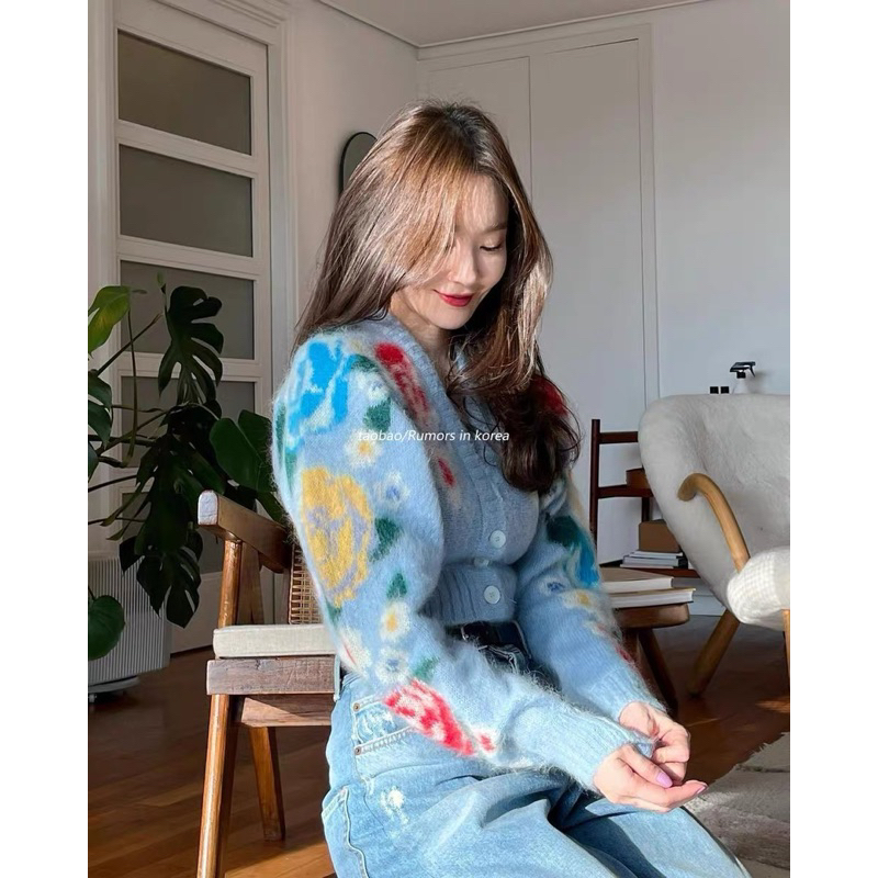 Áo cardigan len hoa xanh phim Doona
