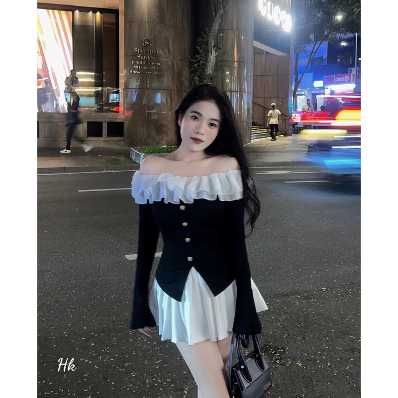 Bộ áo trễ vai kèm chân váy xếp ly trắng