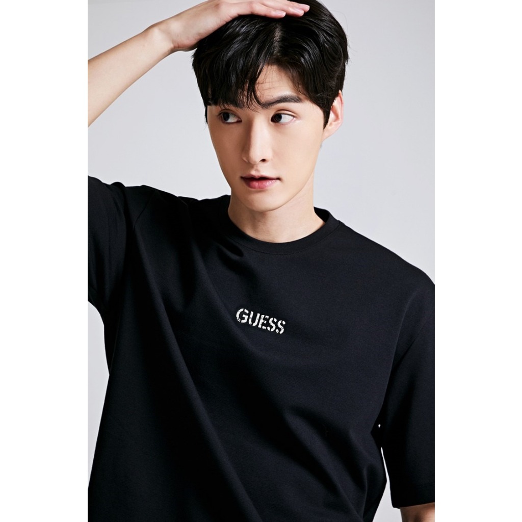 Áo thun Guess Cotton Graphic dành cho Nam. Chất vải Cotton mềm mịn, co giãn.