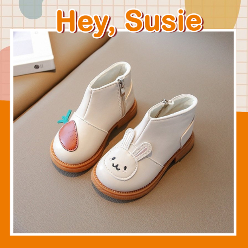 Boot Cổ Lỡ Màu Kem Thêu Họa Tiết Thỏ Cà Rốt Cho Bé Gái Từ 21-30 Hey Susie G1351