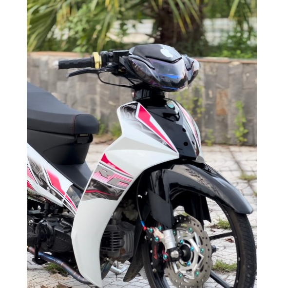 Tem rời ba lớp Rc v2 chỉ hồng sen dán xe máy sirius 50 - 110cc màu trắng