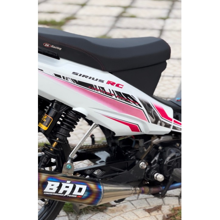 Tem rời ba lớp Rc v2 chỉ hồng sen dán xe máy sirius 50 - 110cc màu trắng