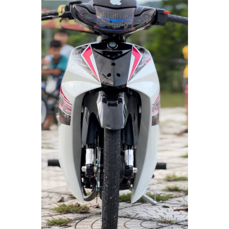 Tem rời ba lớp Rc v2 chỉ hồng sen dán xe máy sirius 50 - 110cc màu trắng