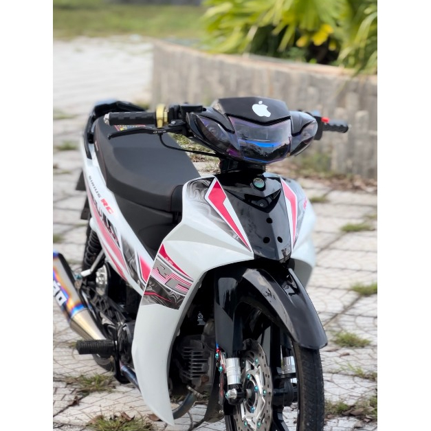 Tem rời ba lớp Rc v2 chỉ hồng sen dán xe máy sirius 50 - 110cc màu trắng