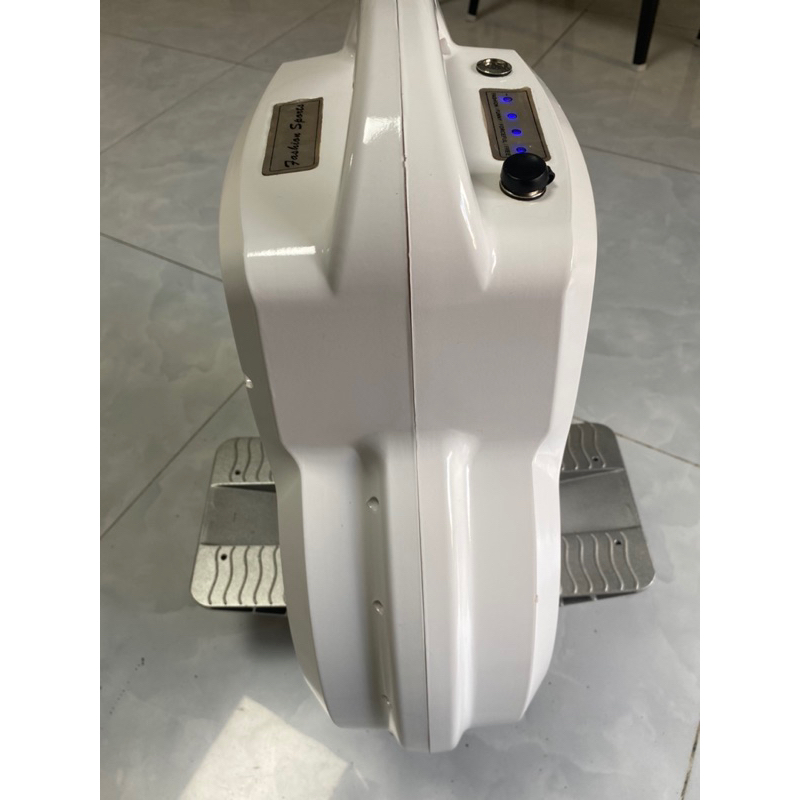 XE ĐIỆN CÂN BẰNG 1 BÁNH đôi hàng trưng bày mới 98%