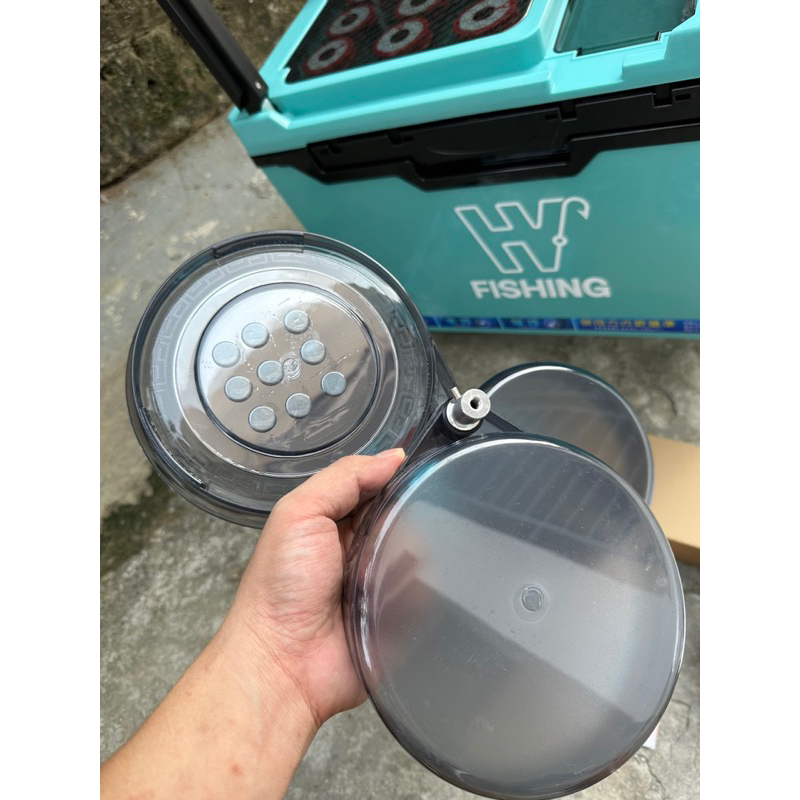 Thùng câu đài HV dung lượng 29 lít có tựa lưng và không tựa y như hình