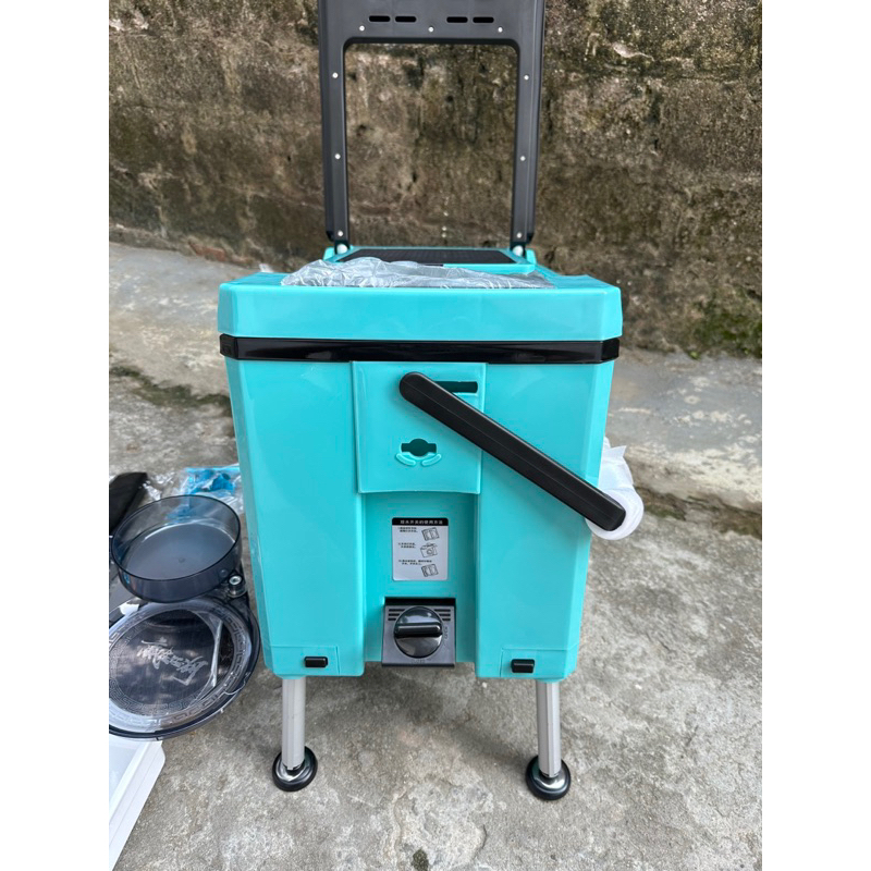 Thùng câu đài HV dung lượng 29 lít có tựa lưng và không tựa y như hình