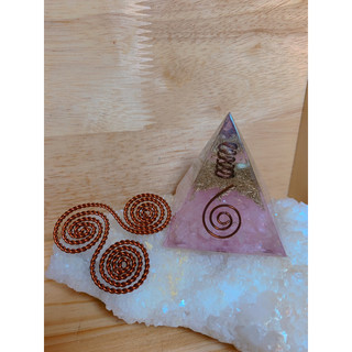 Kim tự tháp năng lượng orgonite tặng kèm triskelion