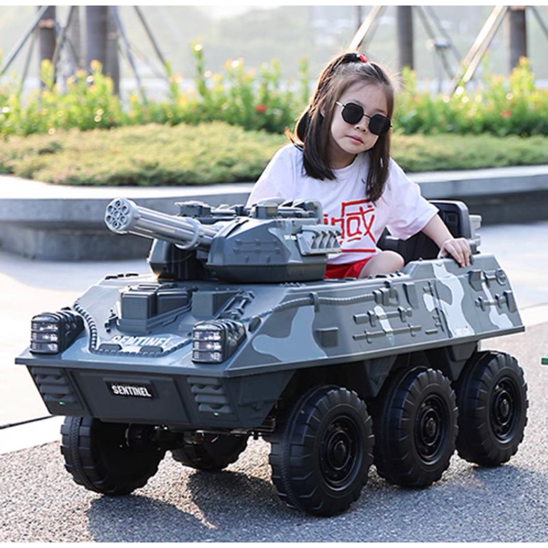 Xe tăng bọc thép mới xe điện bốn bánh dành cho trẻ em xe địa hình xe đồ chơi trẻ em nam và nữ có thể ngồi