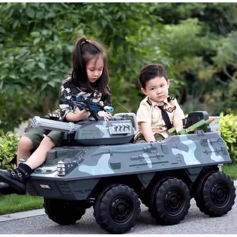 Xe tăng bọc thép mới xe điện bốn bánh dành cho trẻ em xe địa hình xe đồ chơi trẻ em nam và nữ có thể ngồi