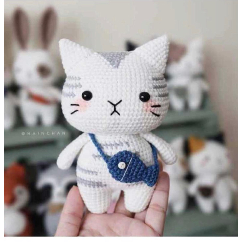 Mèo Tabby đeo túi cá