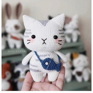 Mèo Tabby đeo túi cá