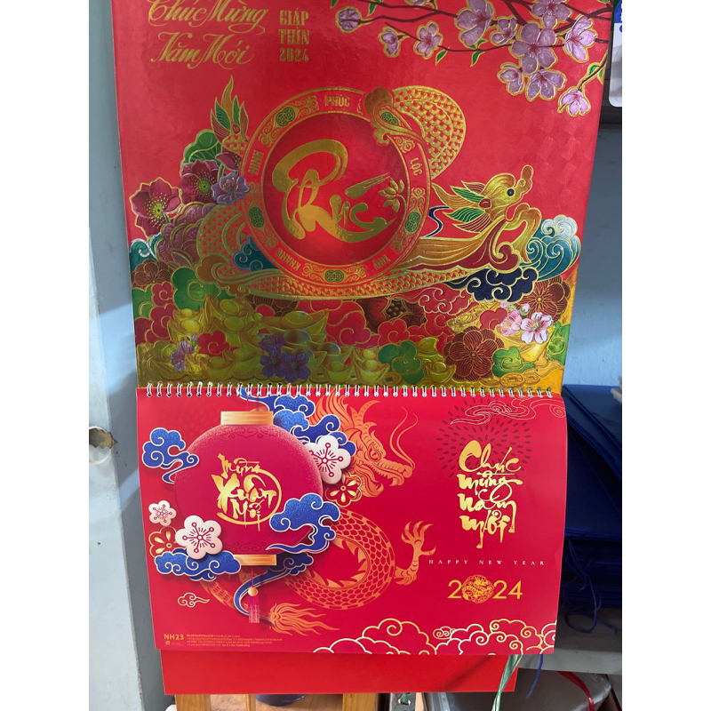 Lịch 2024 treo tường lò xo giữa bìa đỏ , đầy đủ ngày âm dương ,giờ Hoàng đạo
