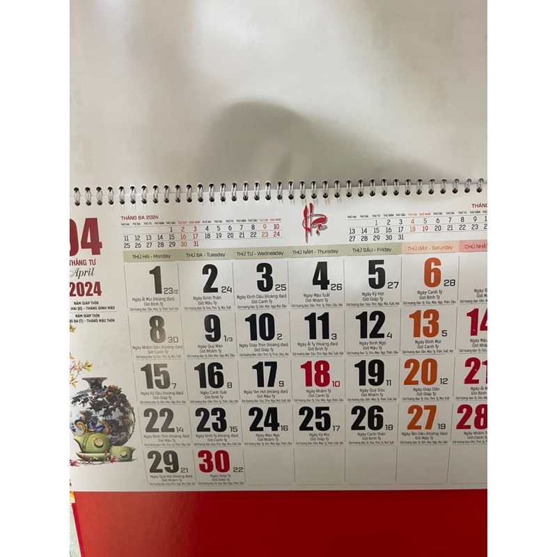 Lịch 2024 treo tường lò xo giữa bìa đỏ , đầy đủ ngày âm dương ,giờ Hoàng đạo