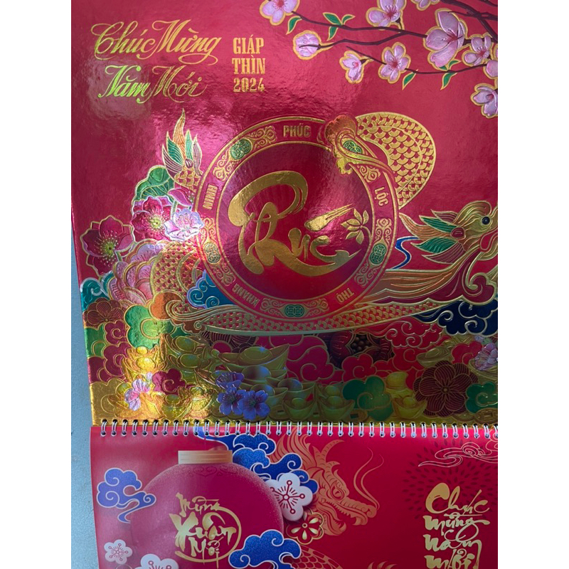 Lịch 2024 treo tường lò xo giữa bìa đỏ , đầy đủ ngày âm dương ,giờ Hoàng đạo