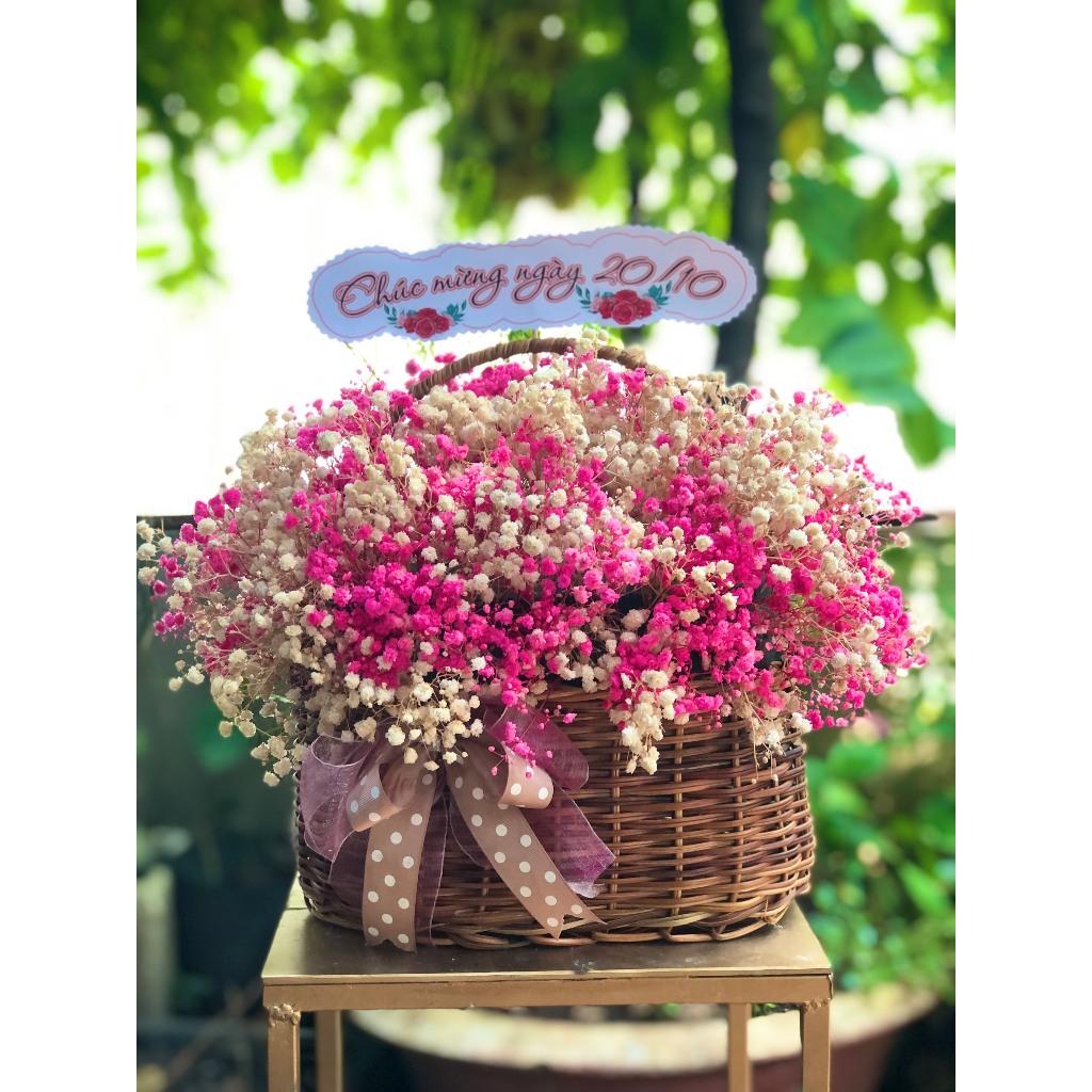 Giỏ mây hoa babi khô kèm bảng chúc mừng làm quà tặng