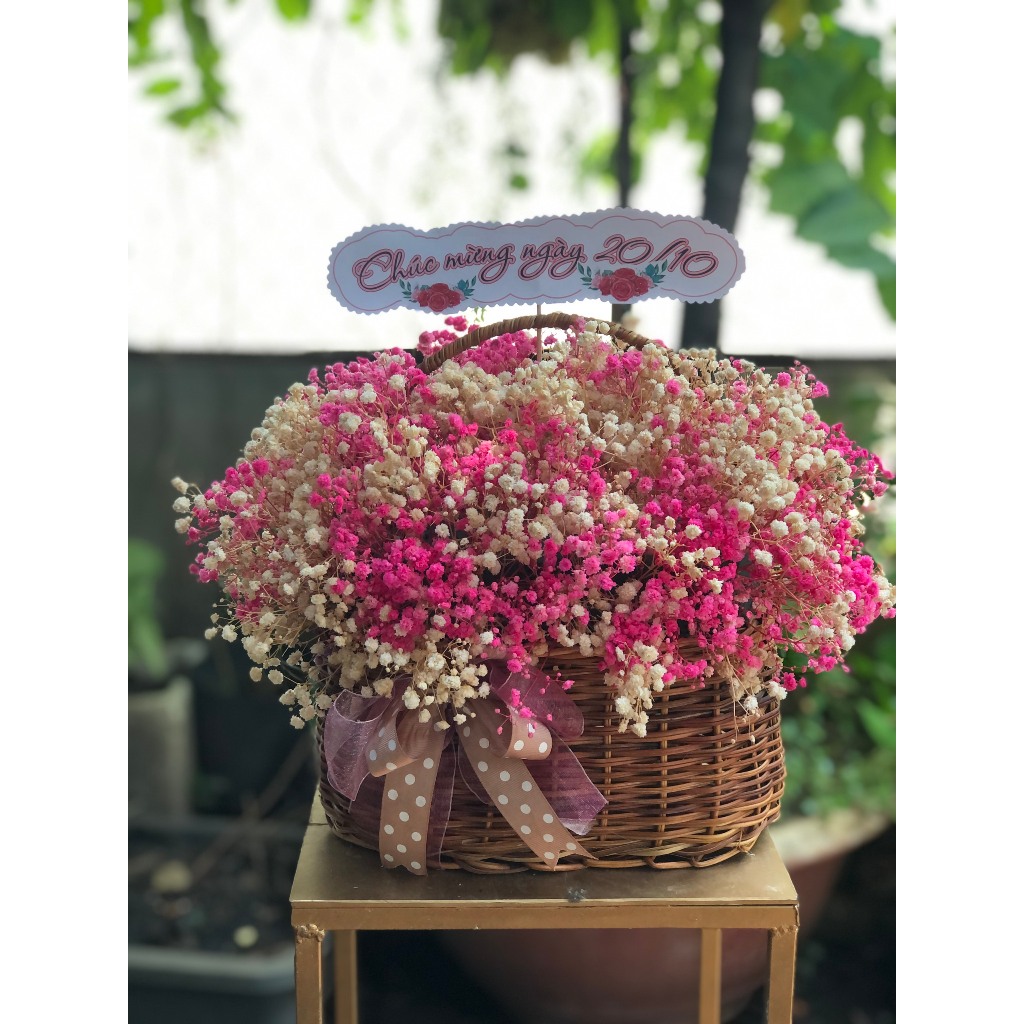 Giỏ mây hoa babi khô kèm bảng chúc mừng làm quà tặng